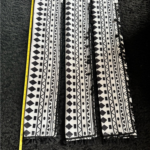 Black & White Geometric Tassel Throw Blanket - Unbranded - Picture 3 of 6